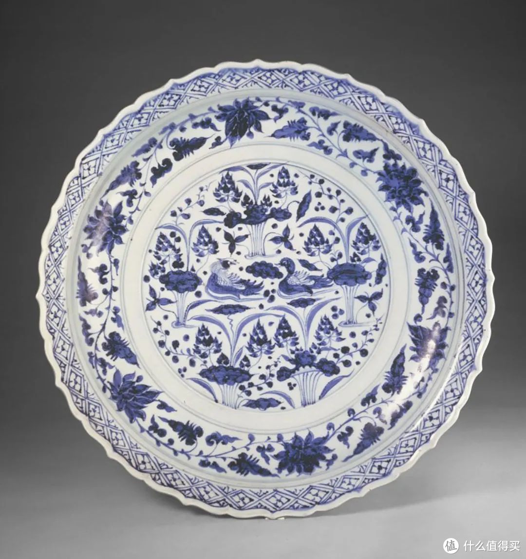 元青花满池娇图菱花口折沿大盘,直径达46.4厘米,故宫博物院藏 ©故宫博物院