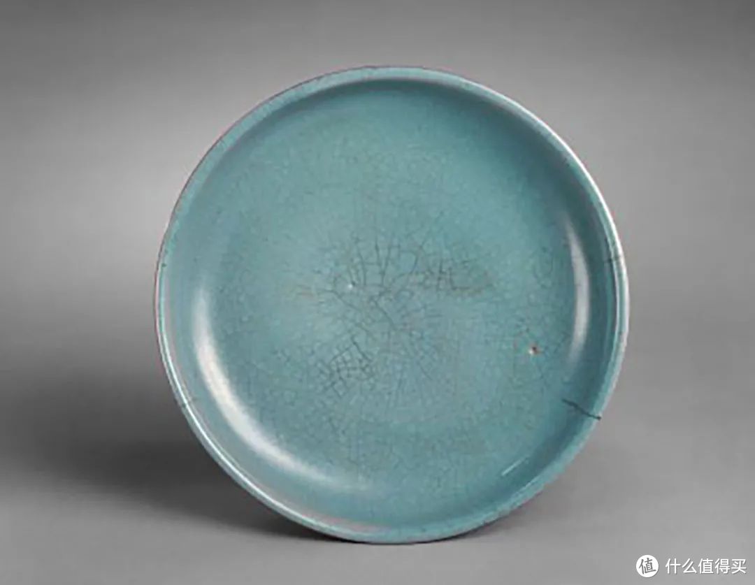 汝窑天青釉盘,通体满施淡天青色釉,釉面开细碎纹片,釉质纯净,开冰裂纹片,是宋代汝窑瓷器中的上品。 ©故宫博物院