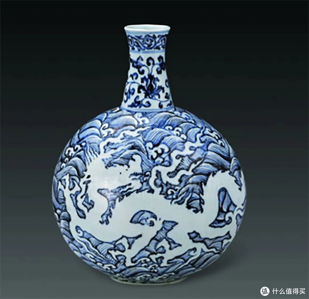 明永乐青花海水白龙纹扁壶,青花发色与元青花十分相似,国家博物馆藏 ©网络