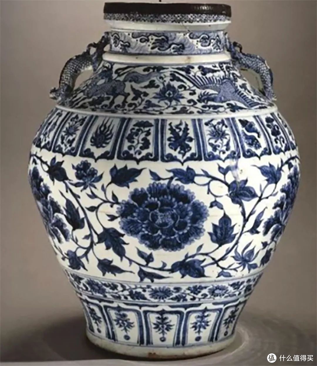元青花瑞兽牡丹纹双耳大罐,从上到下分为菱形几何、海涛、瑞兽、覆莲瓣、缠枝牡丹、缠枝扁菊、仰莲瓣七层。大英博物馆藏。 ©网络