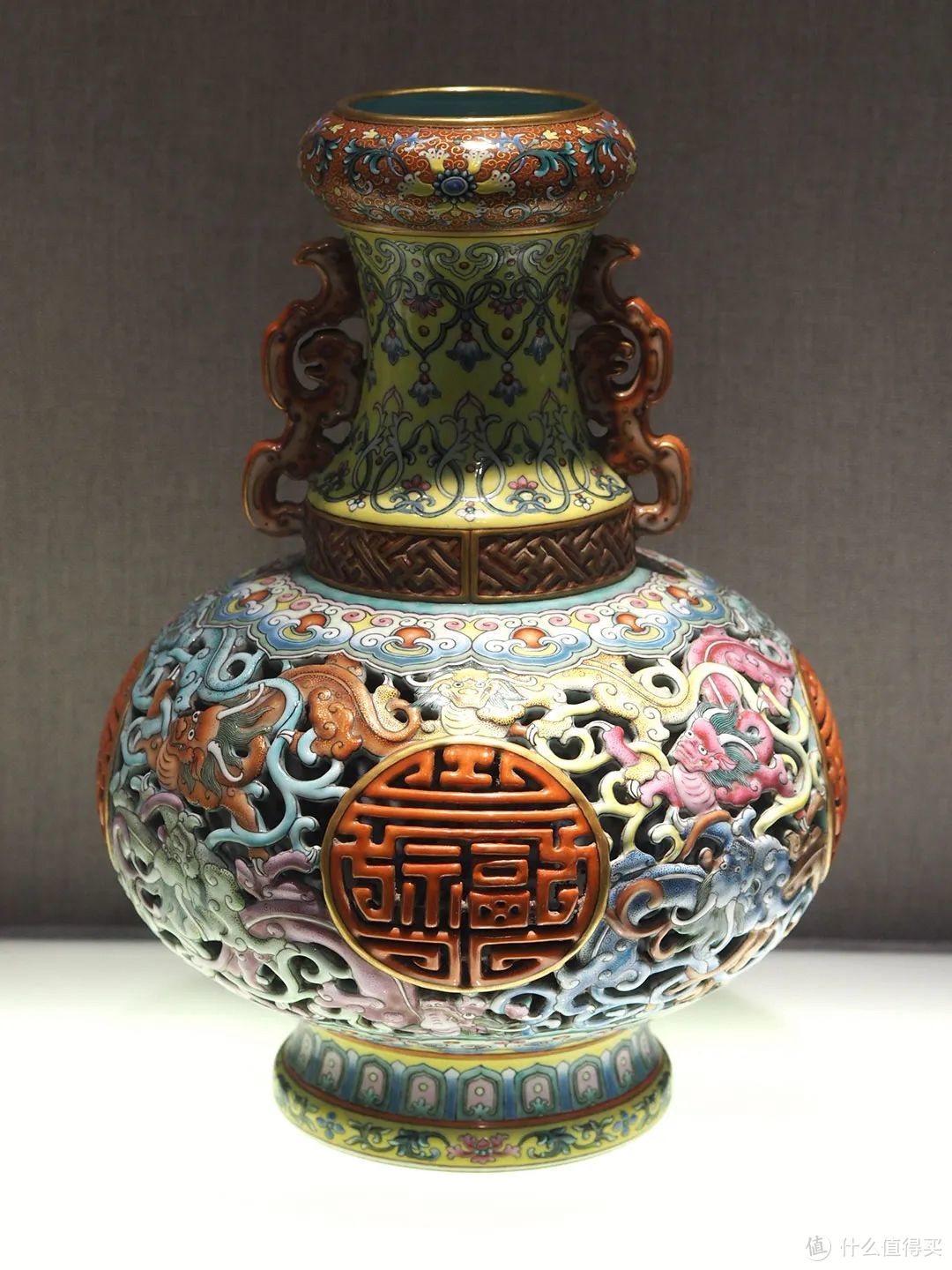 清代乾隆年间的粉彩镂空蟠螭福寿字双耳瓶,景德镇中国陶瓷博物馆藏 ©图虫创意