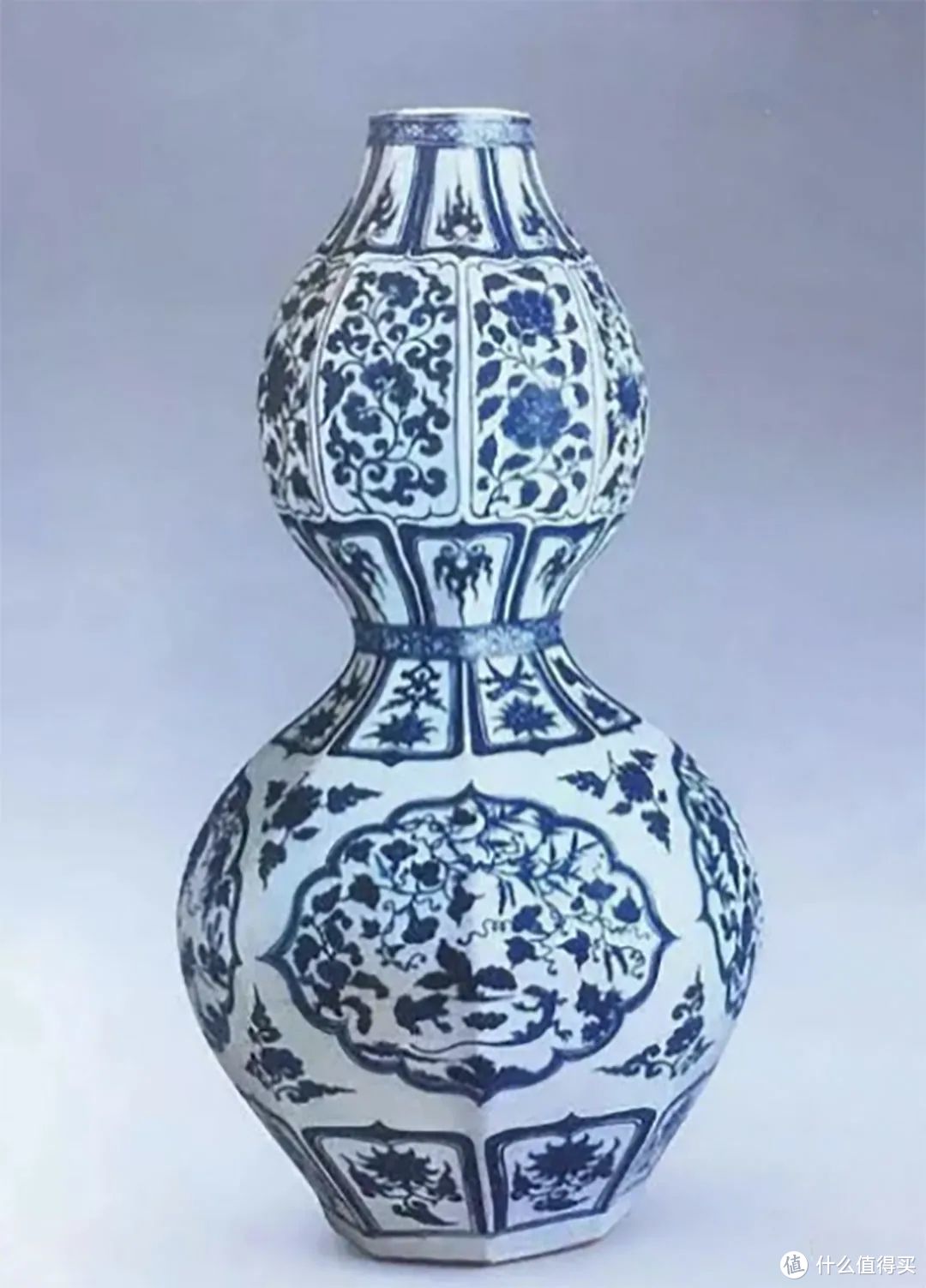 元青花开光花卉草虫纹八棱瓶,高60.5厘米,这种器型需用多块泥坯拼接而成,烧造过程中极易变形,成品率很低。土耳其托普卡帕宫藏 ©网络